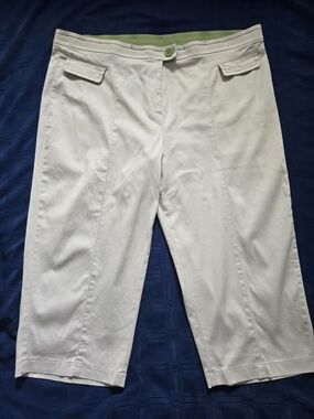 mac & jac Cream Cropped Capris with Green Waistband Accent